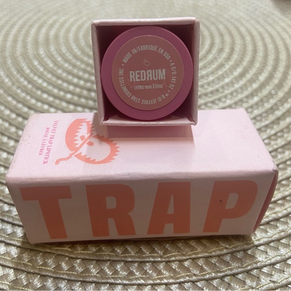 REDRUM Jeffree Star Cosmetics Velvet Trap lipstick NWT - Picture 2 of 2